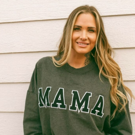 For Dianna fitness is at the core of her life, and she loves sharing her workouts with her followers. 